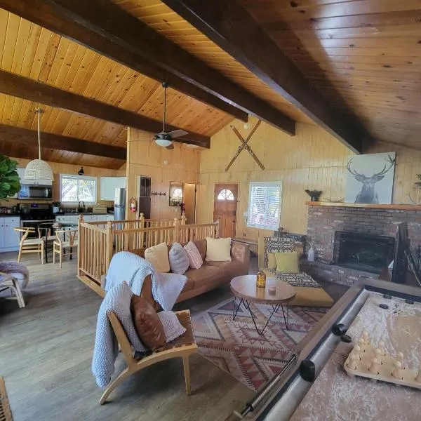 Cresta Lunar- Cozy and Modern 2 Bedroom Cabin, hotel v destinaci Big Bear City