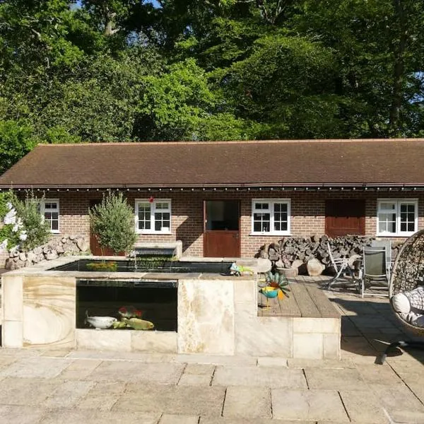 The Stables - 2 bed with large garden and hot tub., Hotel in Sway