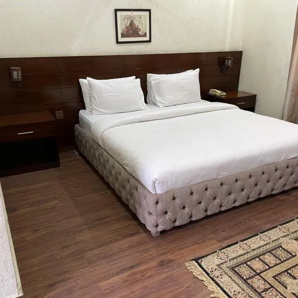 Hotel Crescent, hotel v destinaci Tahkāl Pāyān