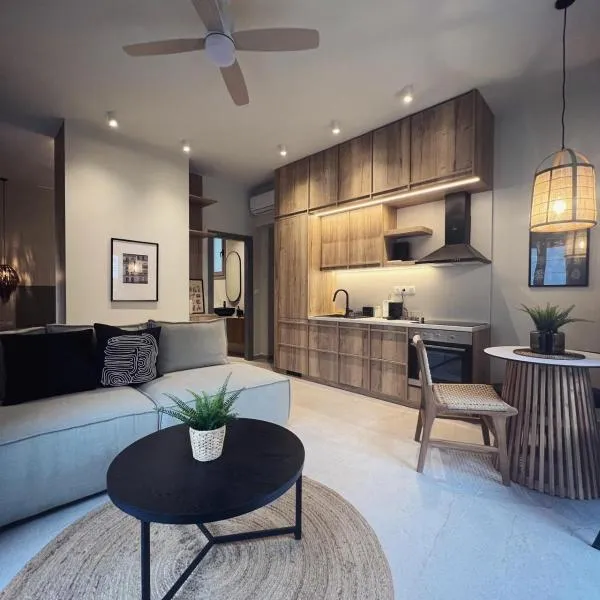 Luxurious wooden detail flat in city center, hotel v destinaci Chalkis