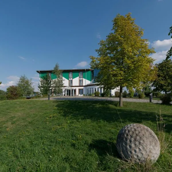 Zweibettzimmer am Bauernhof mit Tieren (ehemaliges Golfhotel), хотел в Вайдхофен-ан-дер-Тая