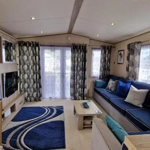 Contemporary home at Tarka Holiday Park Barnstaple, hotel v destinaci Barnstaple