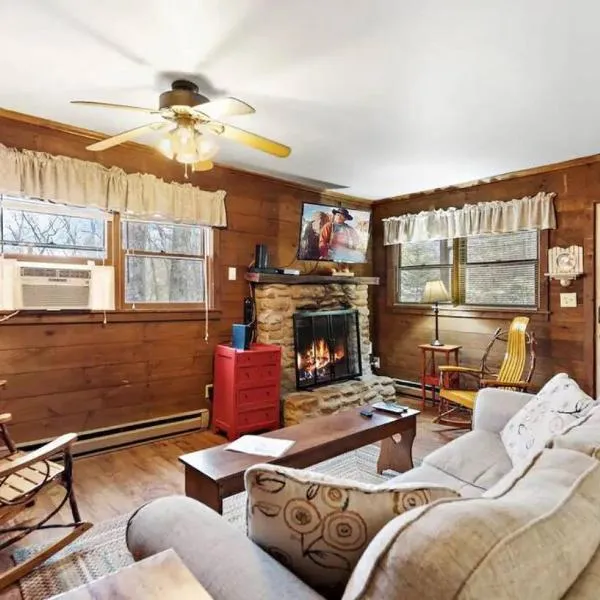 Charming Modern Cabin with Hiking Trails and Fire Pit, hótel í Blowing Rock