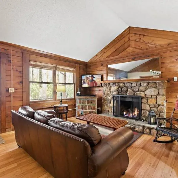Picturesque Riverside Cabin with Fireplace and Porch, hótel í Blowing Rock