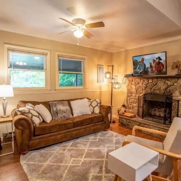 블로윙 록에 위치한 호텔 Rustic Mountain Cabin on River with Fireplace