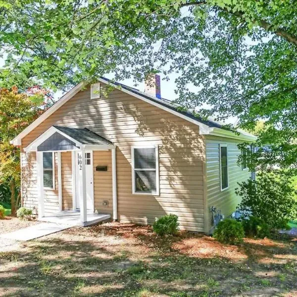 Quaint Newly Renovated Downtown Cottage, hotel in Lincolnton