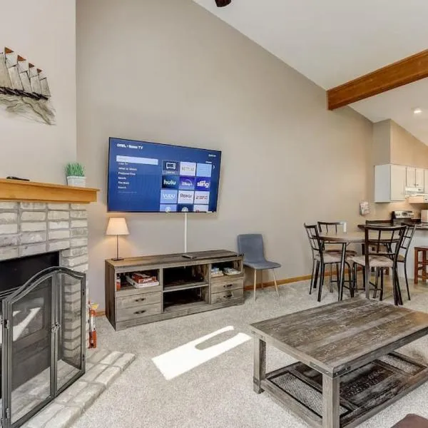 Grace Jo Vacation Home at Tamarack Highland 5, hotel in Wisconsin Dells