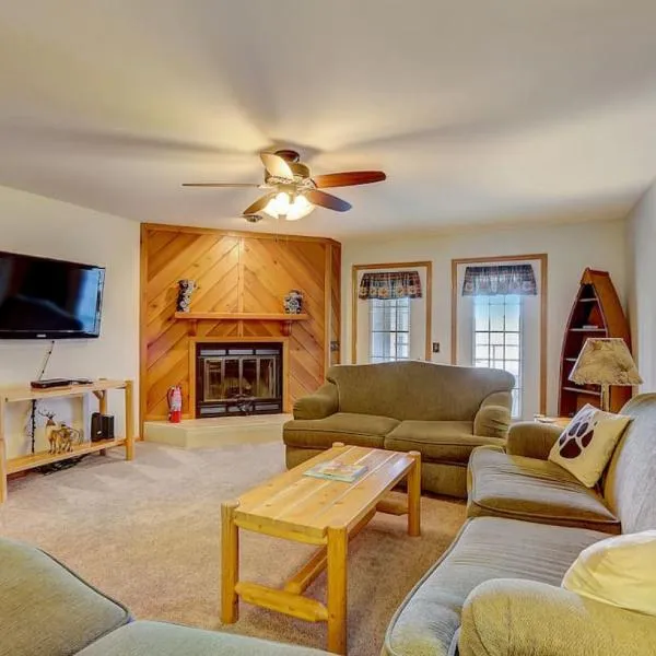 Brown Family Condo for Families Golf Trips and Girls Getaways, hotel in Wisconsin Dells