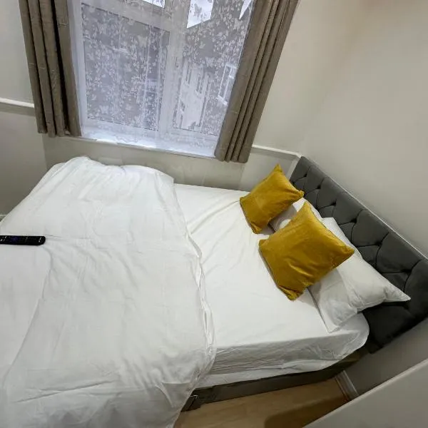 3rd Studio Flat With Private Toilet and Bathroom Setup For Family Enjoyment 134 Keedonwood Road Bromley, hotel v destinaci Bromley