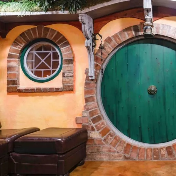 The Hobbit House, Fantasy comes Home!, hotel em Russellville