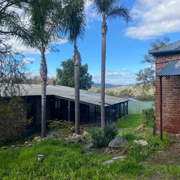 Tranquil home in hills with city views, hotel en Parkerville