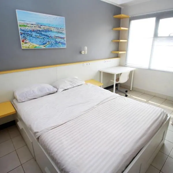 Easton Park Residence by Mustika, hotel i Sayang