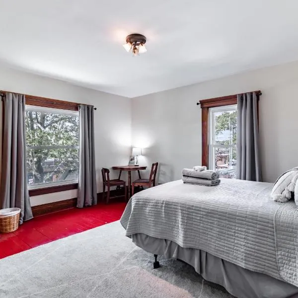 Walk to Downtown Kent - 3 BR House w Patio & Yard, hotel in Kent