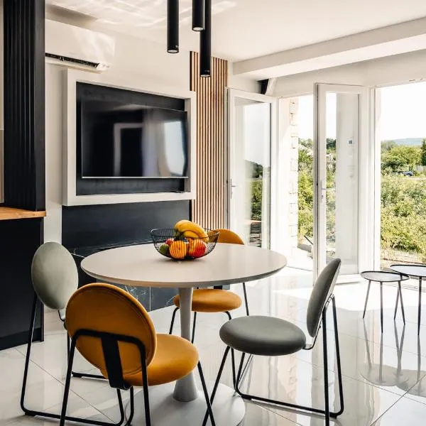 Spa&Stay - Anna Outdoor Private Jacuzzi, Hotel in Goudargues