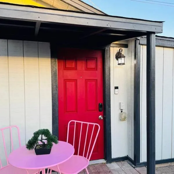 New Tiny Home Uptown Phoenix (Unit E), hotel in Phoenix