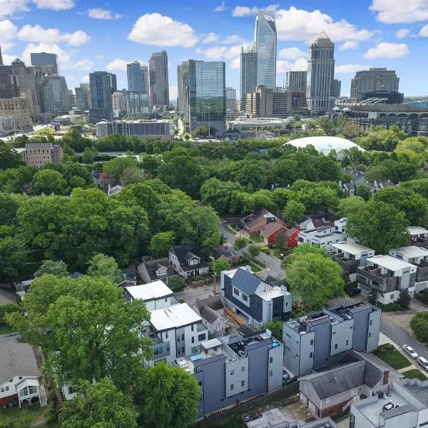 906 Westbrook B City Views Rooftop Hot Tub and Short Walk to Stadium, hotel in Charlotte