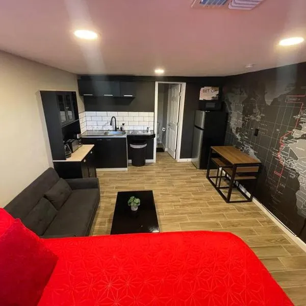 New Midtown Modern Studio With Backyard (Unit B), hotel v destinaci Phoenix