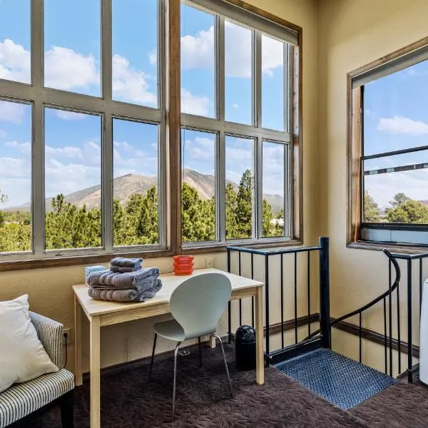 Delightful 1 bdrm Country Club Retreat with Mt Elden Views!, hotel in Flagstaff