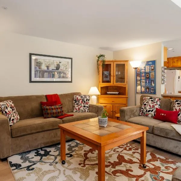 2BR in Valhalla, Whistler Village, Complex Hot Tub, Gas Fireplace, Parking, Gondola Shuttle, Hotel in Whistler