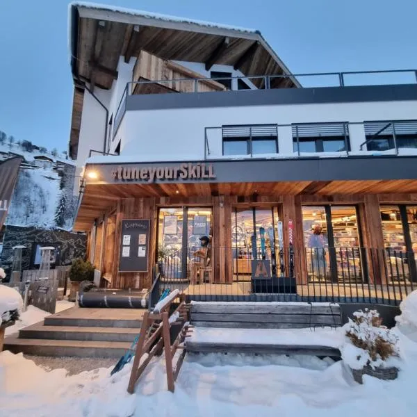 SKILL Mountain Lodge - Ski und Bike Hostel im Sommer mit JOKER CARD, hôtel à Saalbach-Hinterglemm