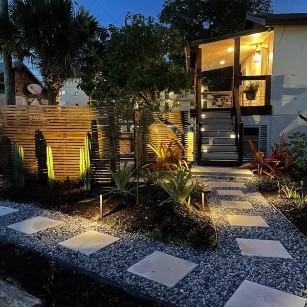 Shares Courtyard Luxury Apt - NEW!, hotel v destinaci Rockledge