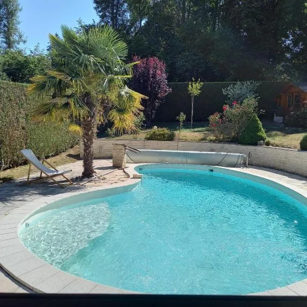 Oinville-sur-Montcient에 위치한 호텔 Spacieuse chambre, sdb privative et piscine chauffée