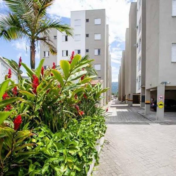 Apto em Ubatuba divisa com a Praia de Itagua e facil acesso as praias fica ao lado do Atacado Tenda na rodovia Rio Santos