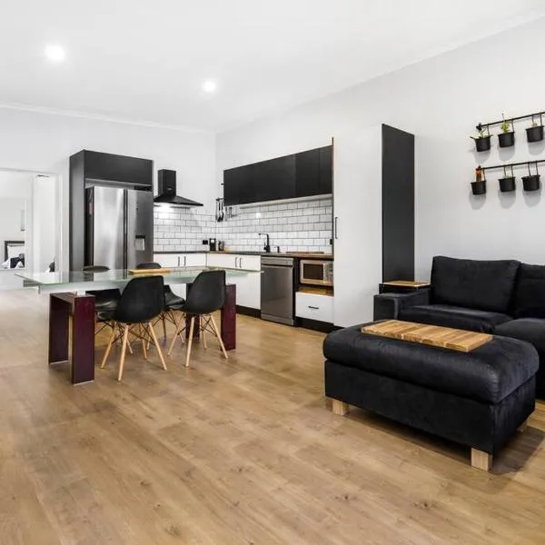 Modern Oasis: Sleeps 4, Parking, Kitchen, WiFi, hotell sihtkohas Adelaide
