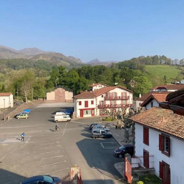 Appartement entier, 2 personnes, rez de chaussée, terrasse vue montagne, sur GR10, hotel in Saint-Étienne-de-Baïgorry