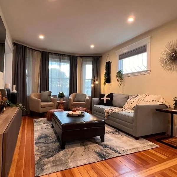 Your Boston Retreat - Great porches - 2/BR sleep 6, hotel in Everett