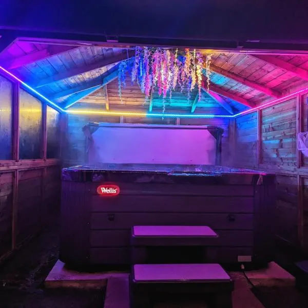 FINN VILLAGE "Raspberry Cottage" Private Garden, 6-seater HOT TUB, Firepit & Pizza Stove, hotel u gradu Glazgov