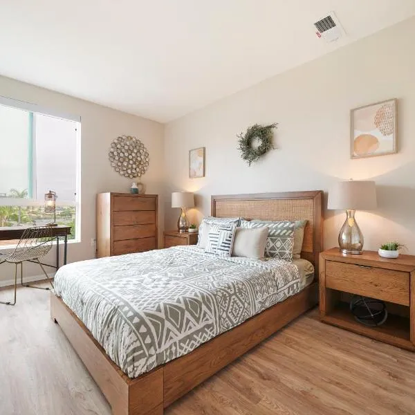Luxury 2BD 2BA, BRAND NEW/PETS/CLOSE TO EVERYTHING/BOHO+COZY VIBES, hotel in San Diego