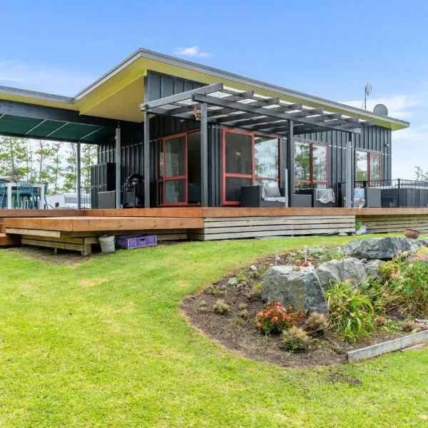 Summer Haze - Omaha Holiday Home, hotel di Matakana