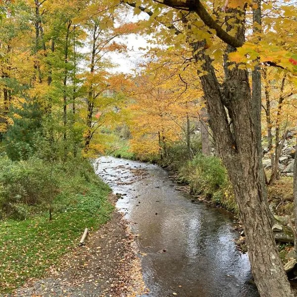 Picturesque Riverside Cabin with Fireplace and Porch, hotel em Blowing Rock