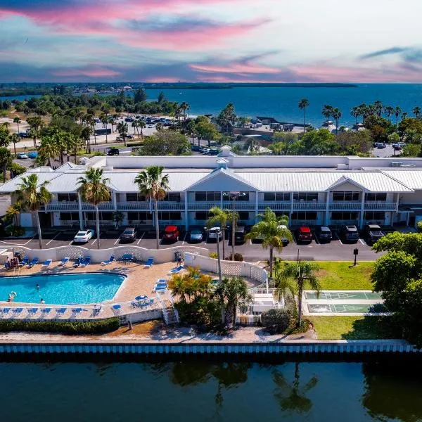 TAMPA BAY, BEACH step away, WIFI, FREE PARKING,POOLS, JACUZZI, hotel en Ruskin
