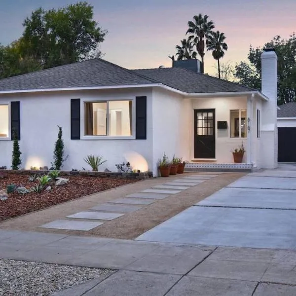 Beautiful 3 Bed Home with a Large Back Yard Outdoor Space, hotel v Los Angeles