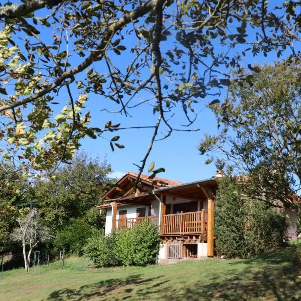 Gîte Xuritenborda 7 personnes avec vue exceptionnelle sur les montagnes basque, hotel in Ossès
