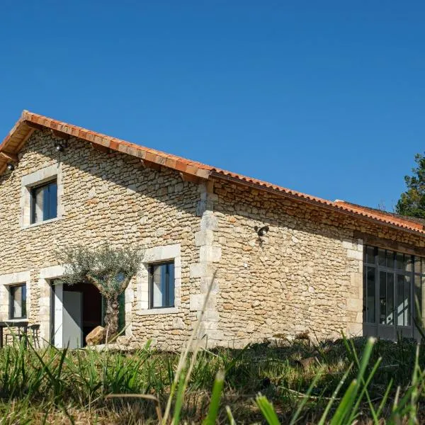 Ferme de standing en pleine nature – hotel w mieście La Chapelle-Faucher