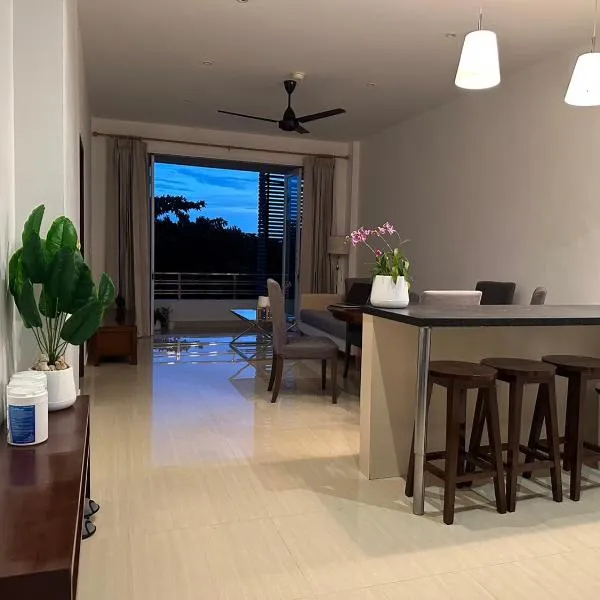 2 Bedroom Seaview Lanta Sport Resort 303, hotel v destinaci Phra Ae beach
