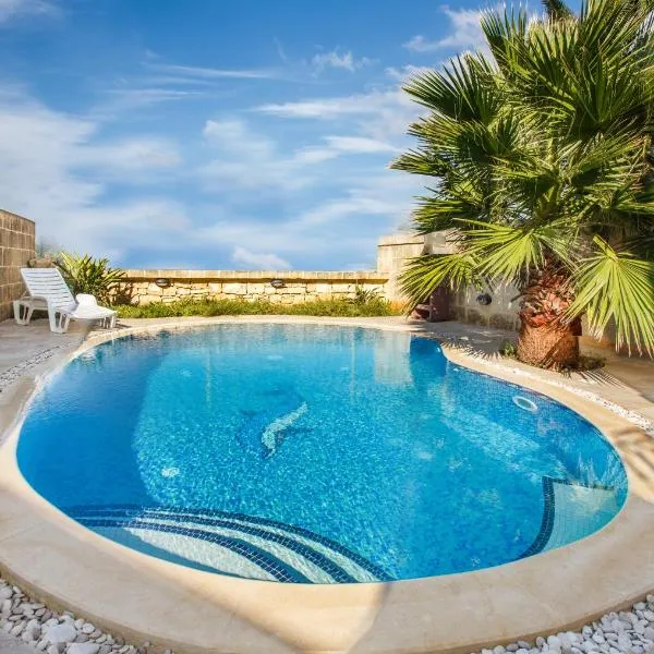 5 Bedroom Farmhouse with Private Pool & Views, hótel í Għarb