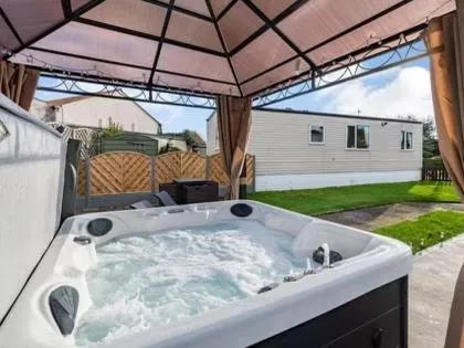 Hot tub. Countryside. Coast. 5* Patrington Haven Leisure Park, East Yorkshire, hotel v destinaci Patrington