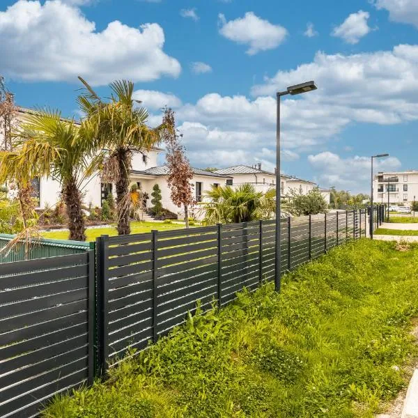 King Size Bed - Free Private Parking - Garden & Terrace - 14min from DisneyLand, hotel in Ferrières-en-Brie