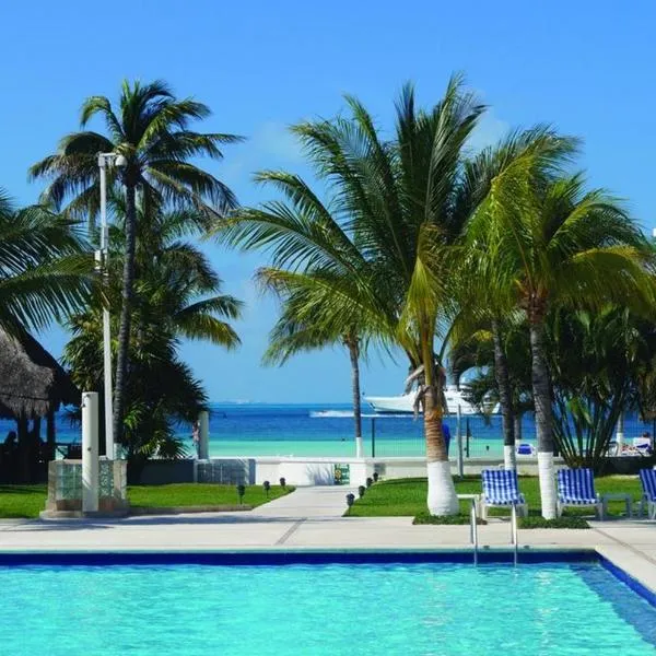 Oceanfront condo at voted best Cancun sandy beach, hotel in Cancún