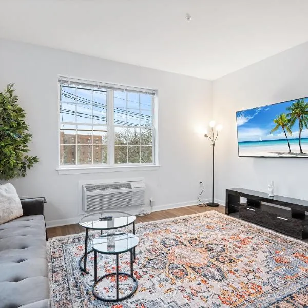 Modern 2BR 2BA Condo Sleeps 8 with Gym Laundry 20 Min to NYC, hotel in Jersey City