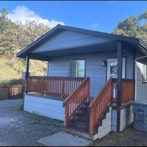 New, Fun-Size Benbow House!, hotel in Garberville