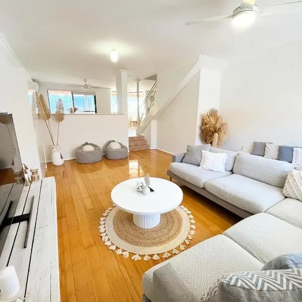The Scarborough Beach House - Walk to the beach!, hotel v destinaci Perth