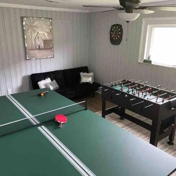 Farmhouse with game room, fire pit and creek, Hotel in Johnson City