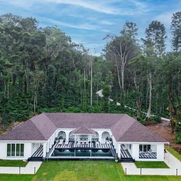 Stayvista at Mudra Manor 4BR - Coffee Estate Comp Breakfast Big Heated Pool, hotel en Madikeri