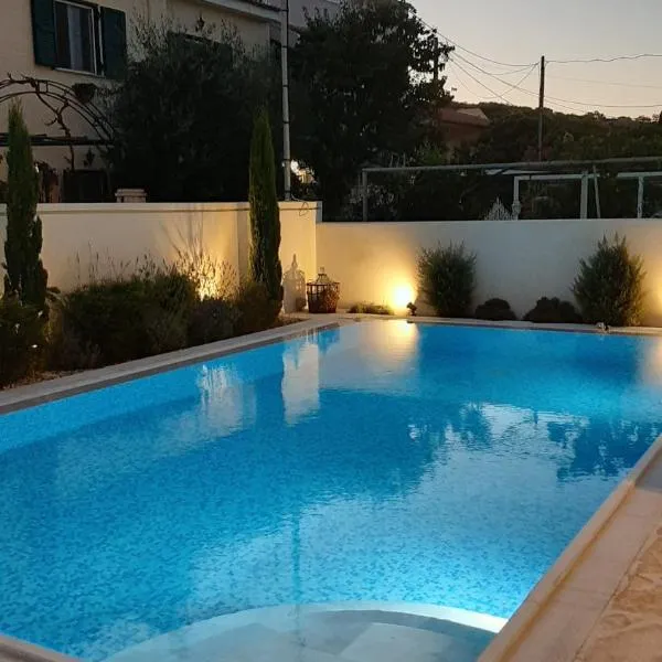 The Central Residence - Kassiopi Corfu Villas, hotel in Kassiopi