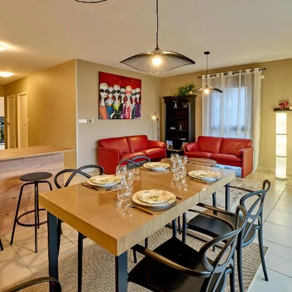 Viesnīca Le Manou, Appartement neuf avec terrasse, parking sous-terrain & ascenseur pilsētā Nevēra